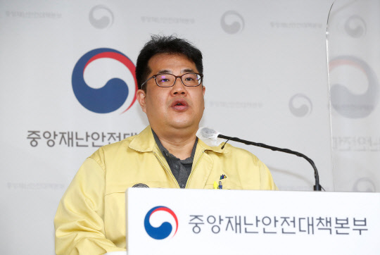 손영래 중앙사고수습본부 사회전략반장이 22일 정례브리핑에서 발표하고 있다. <보건복지부 제공>